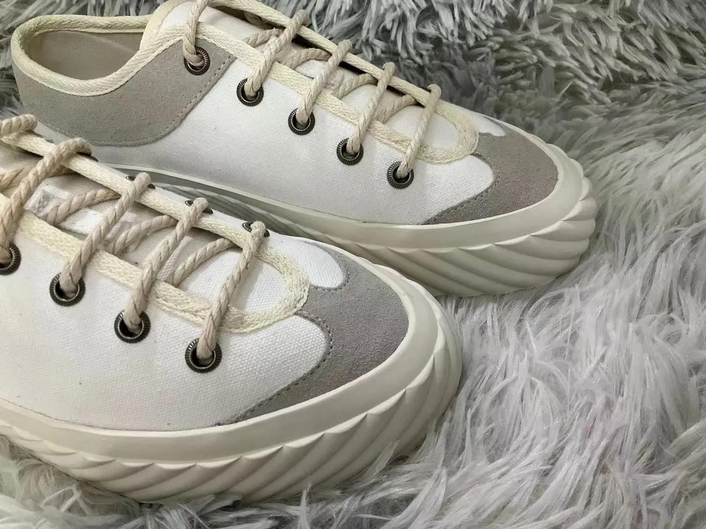 👟👟Ex-factory price 440👟👟 2023 Gucci casual sneakers, top version! 🌸1:1 reproduction. New model for early spring, creating a perfect style💣💣💣street style🔥🔥🔥cool and trendy C-level fashionable outfit with retro and futuristic feel🌹🌹🌹classic shoe shape + British color matching design, super attractive. All kinds of leather splicing, original reverse mold last, imported high-end knitting needle jacquard fabric showing exquisite texture! Open mold to customize high-density outsole. Comes fully packaged. Size: Female 35-41 Male 39-46